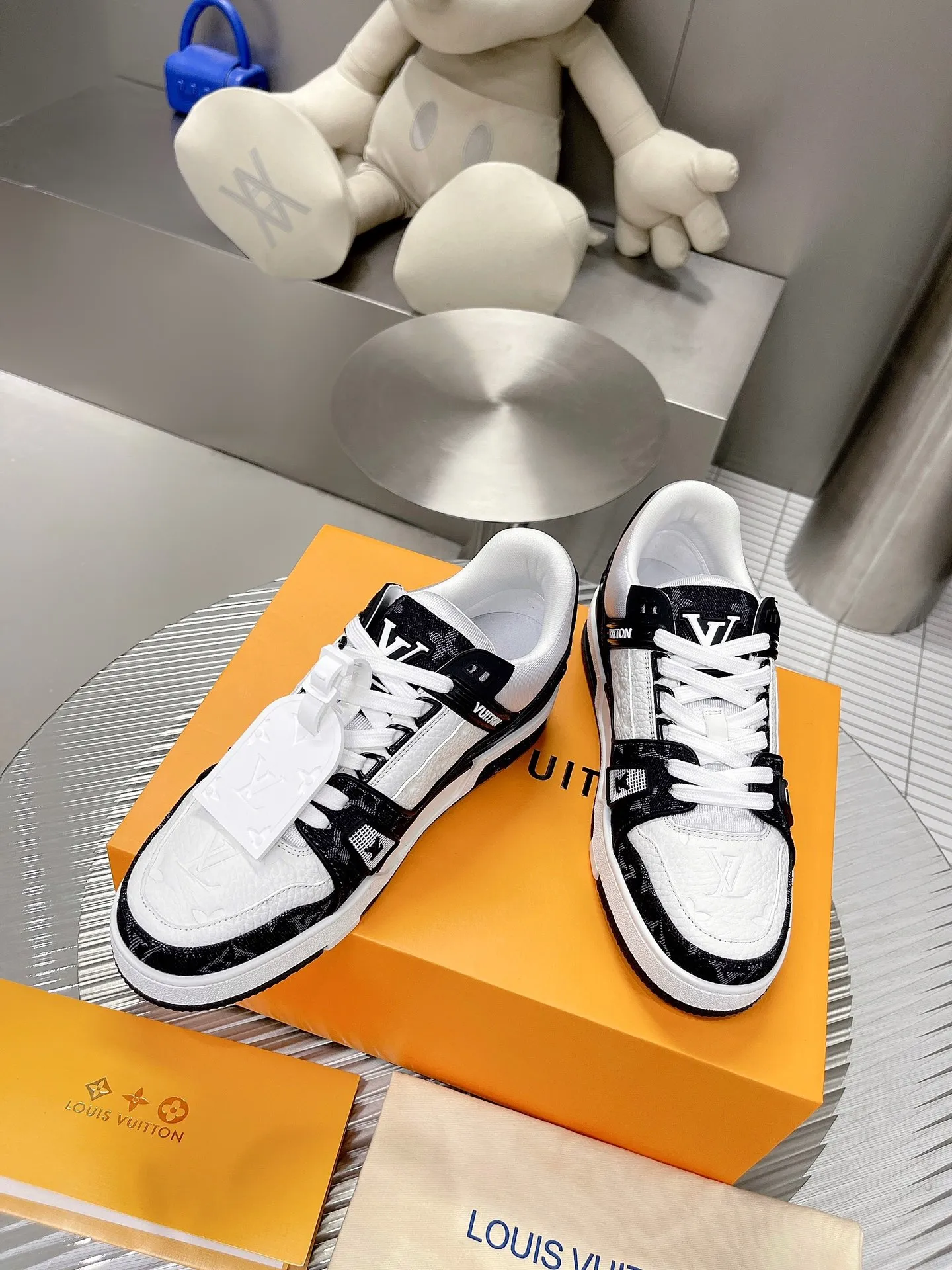 👟👟Ex-factory price 840👟👟The highest version on the Internet⚠️Feel free to compare! 2021🔥New model, purchase quality LV~Louis Vuitton by Virgin Abloh’s best-looking sneakers, Donkey Brand strongly recommends new products, official website limited edition retro basketball sneakers! Both high and low tops cost money to purchase 1:1 accurate replicas of the originals. The details are invincible, full of sincerity, imported custom-made original cowhide, the original package method is the same, the details are 100% restored, and the private model customized the original one-piece T👟👟factory price U outsole, which is different from other brands. Without the original version, this effect cannot be achieved! 35-45 (46 is custom-made and non-refundable) Some colors are available in women’s styles